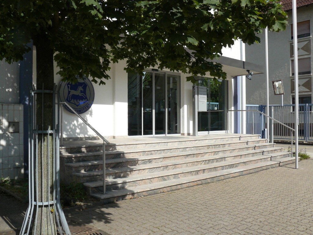 Eingangstreppe vor dem Firmengebäude