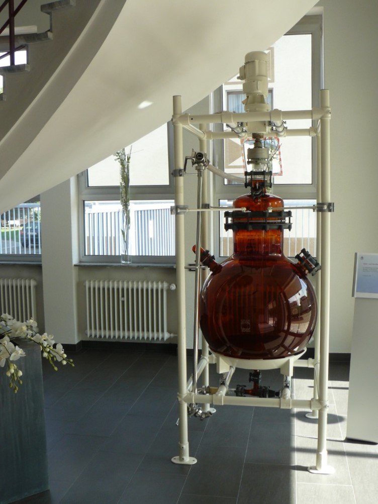 Eingangsbereich mit Glasskulptur im Foyer