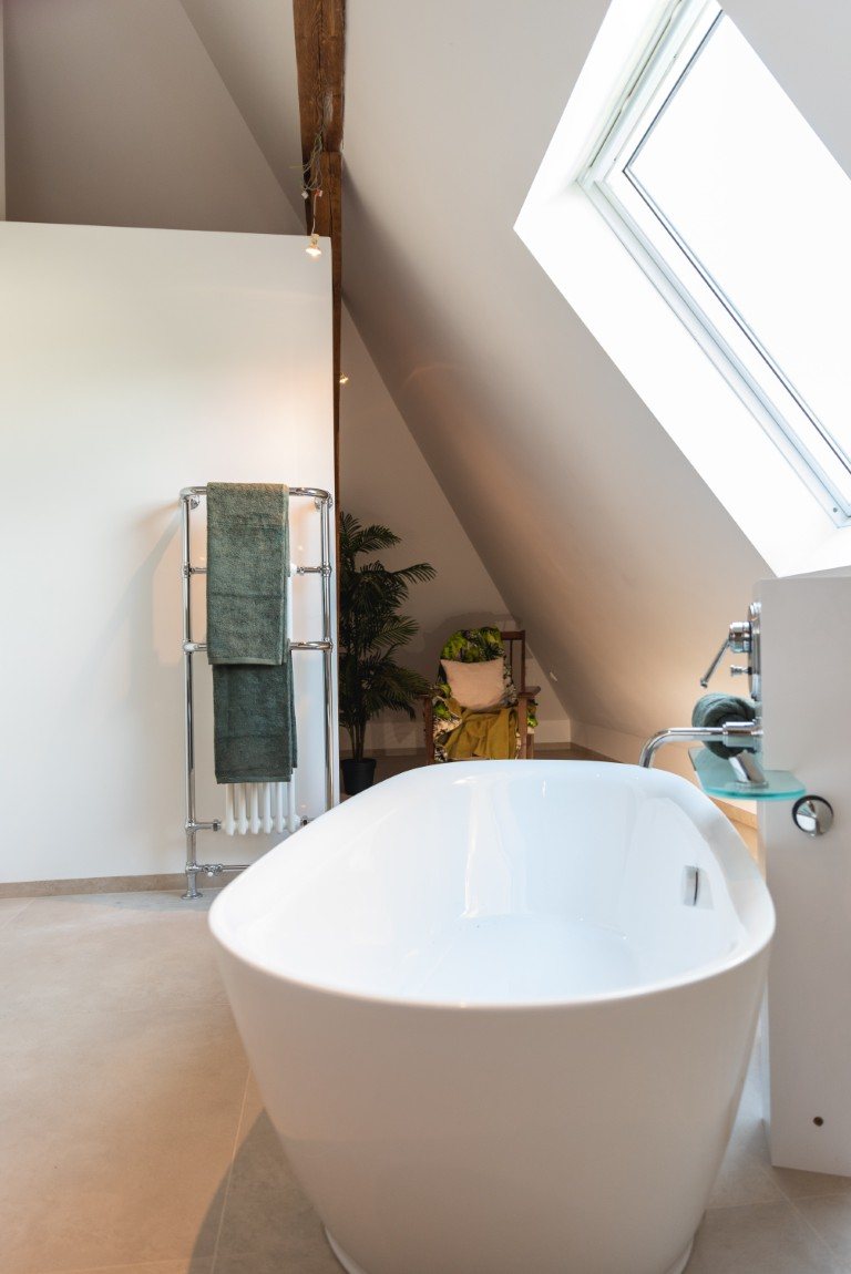 Freistehende Badewanne unter dem Dachfenster