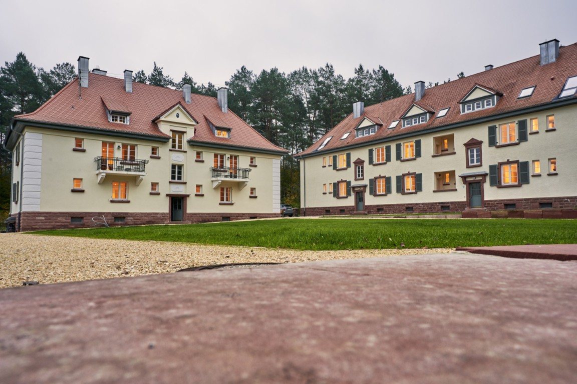 Die beiden historischen Zollhof-Gebäude aus den 1930er-Jahren im Pfälzerwald