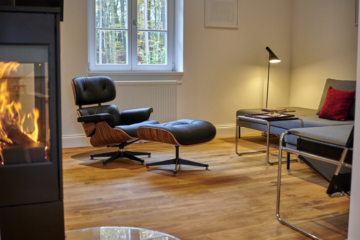 Wohnbereich mit Kaminofen und Lounge Chair