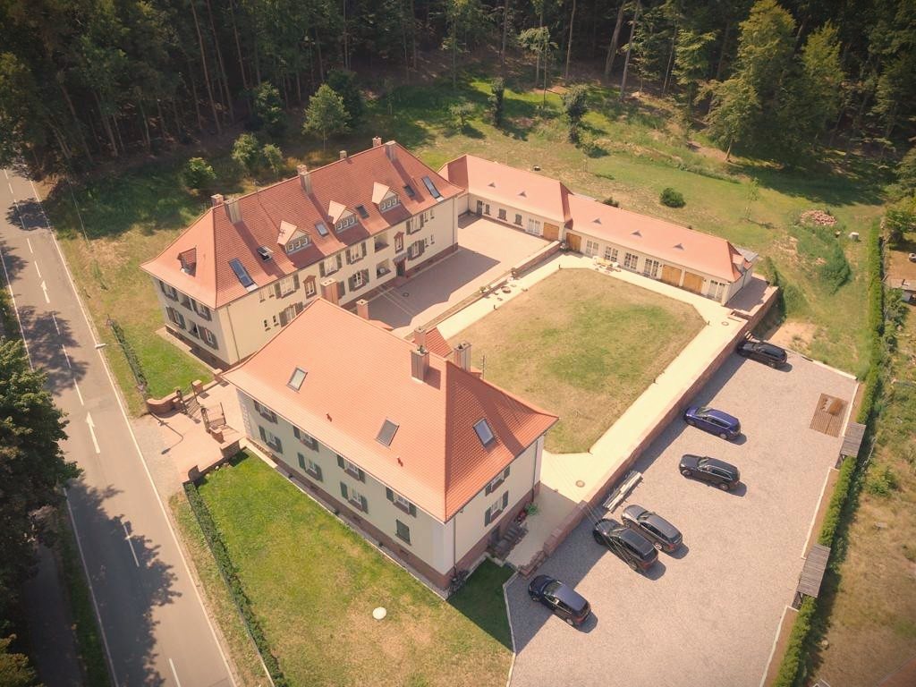 Luftaufnahme der Zollhöfe mit Innenhof am Waldrand