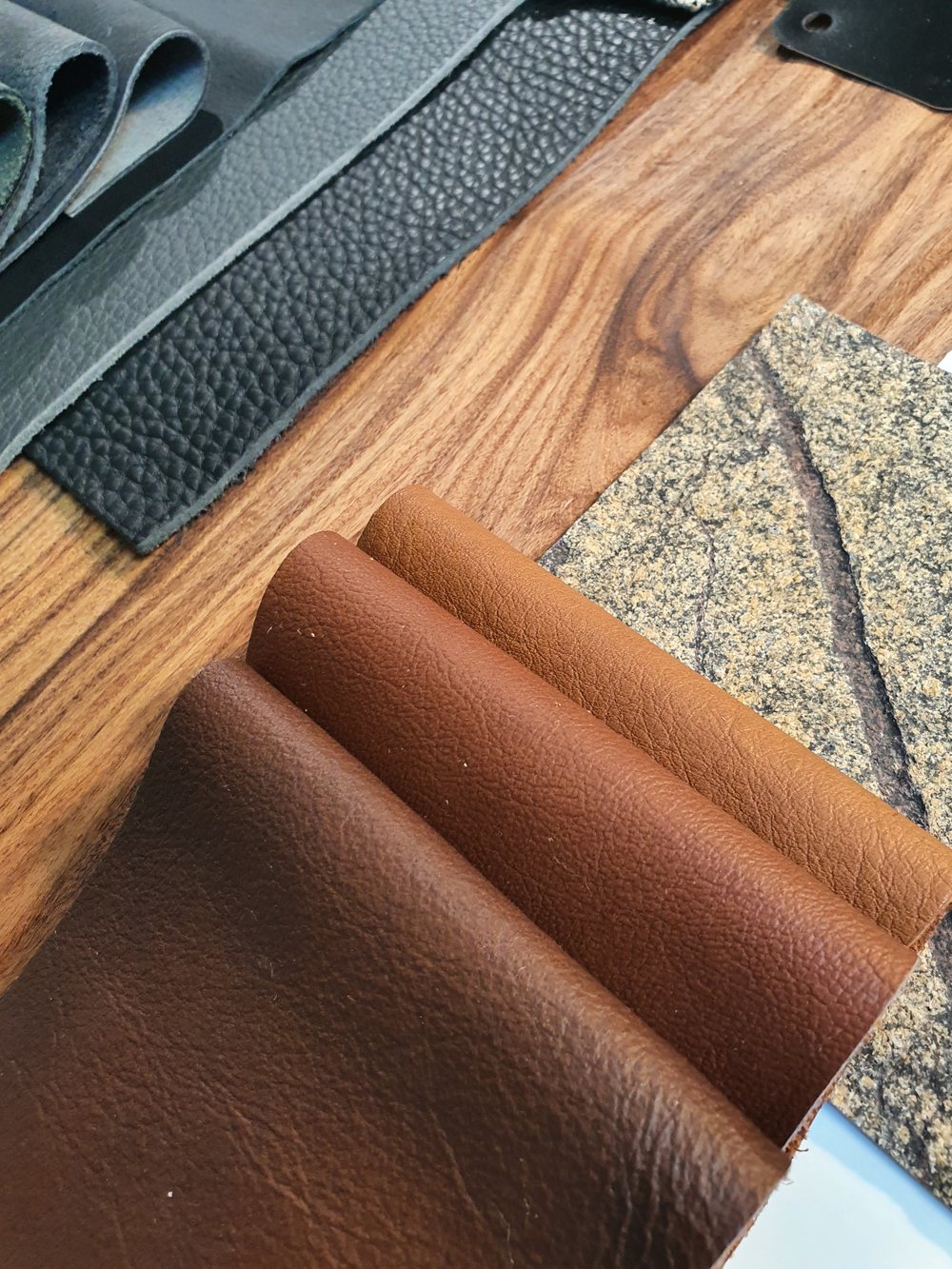Ergänzendes Moodboard mit Ledertönen und Naturstein